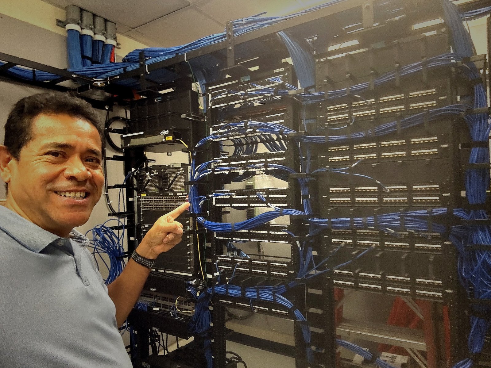 Técnico de R3QUESTS junto a una instalación de rack